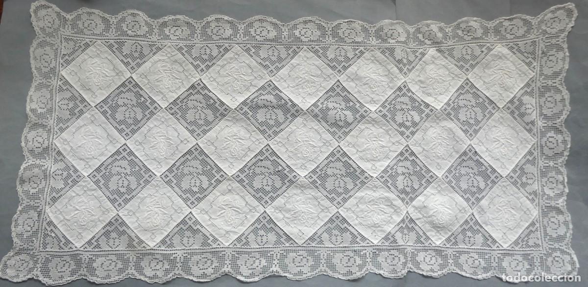 Antig&uuml;edades: ANTIGUO MANTEL DE ENCAJE DE RED Y BORDADOS PPIO.S.XX
