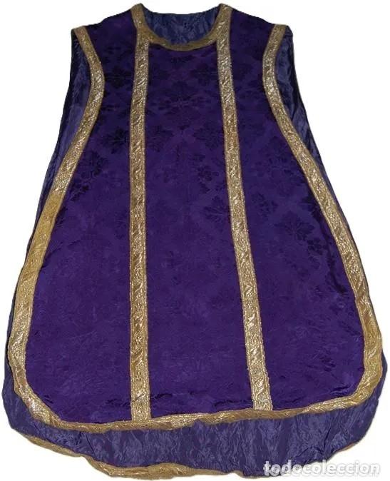 Antig&uuml;edades: CASULLA DE SACERDOTE PRECONCILIAR SEDA DAMASCADA Y GALON DORADO