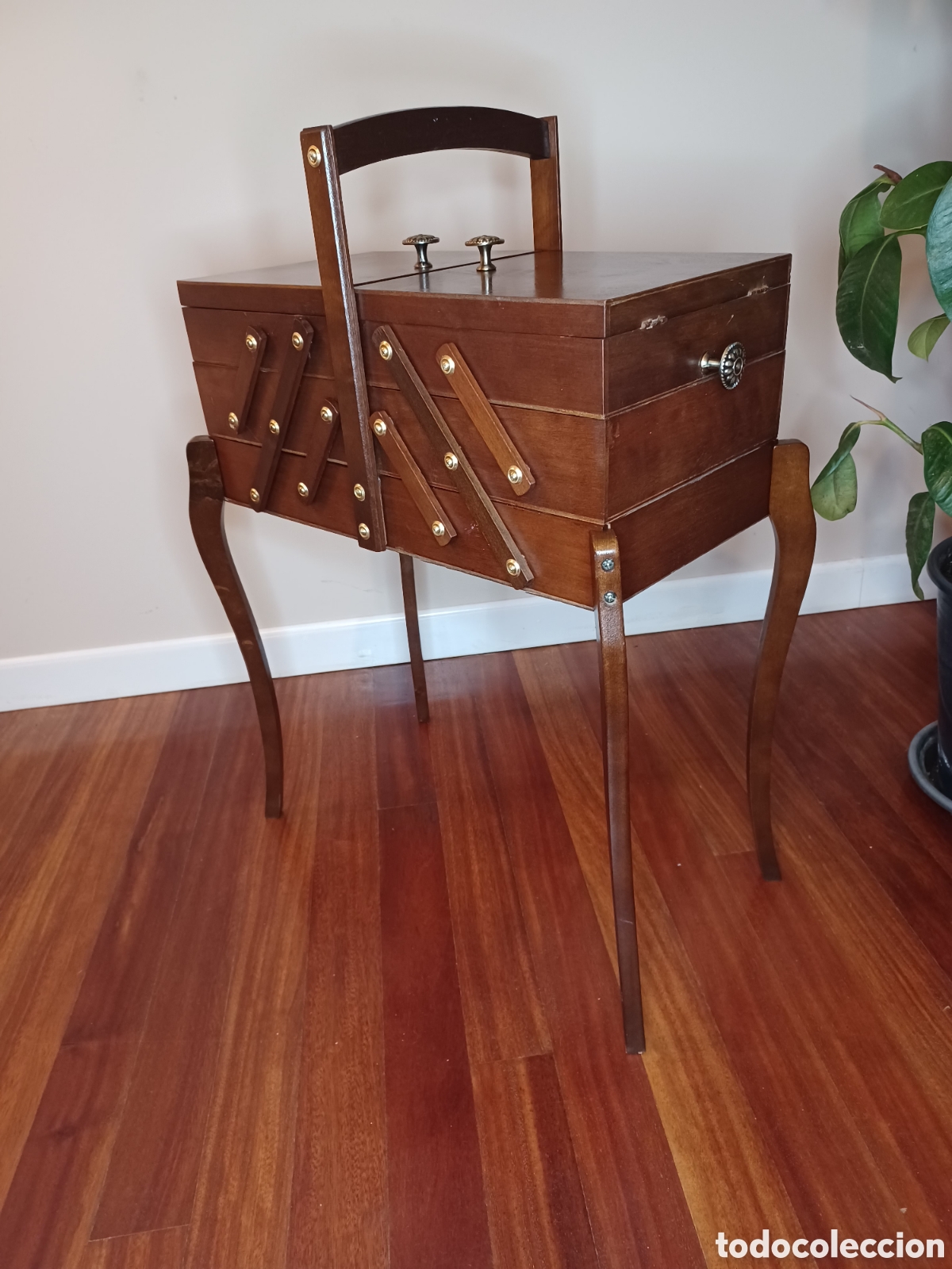 Antig&uuml;edades: Mueble Costurero de Pie Desplegable en Acorde&oacute;n &ndash; Mid-Century Temprano, C. 1950
