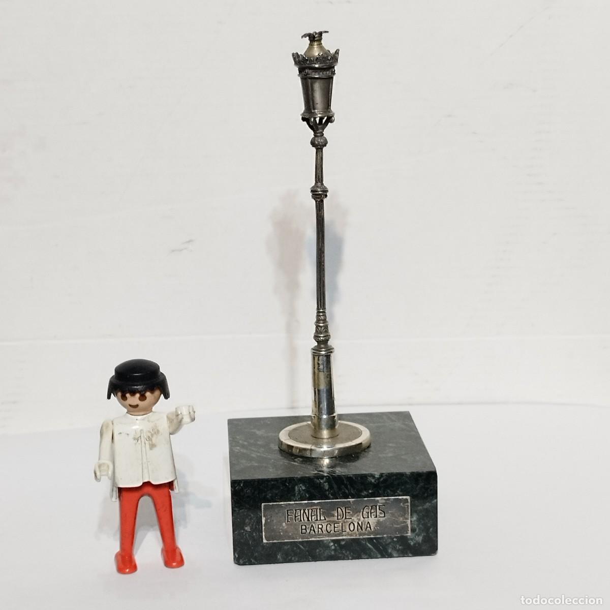 Antig&uuml;edades: ESCULTURA EN PLATA DE LEY - FAROL FANAL DE GAS DE BARCELONA - SOBRE PEANA DE MARMOL -