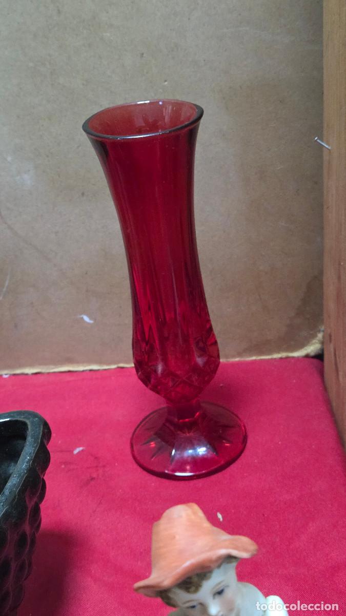 Antig&uuml;edades: florero de cristal rojo - Foto 1