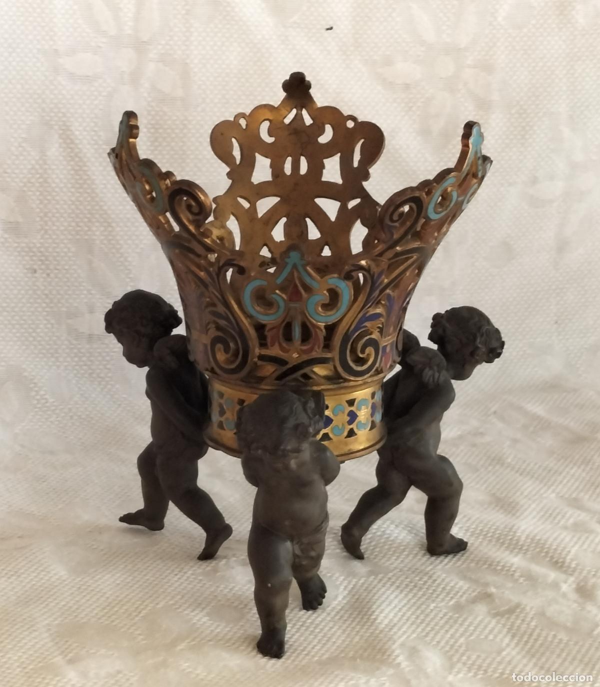Antig&uuml;edades: SOPORTE JARRON DE BRONCE ESMALTADO CLOISONN&Eacute; CON QUERUBINES (PUTTI DEL SIGLO XIX).