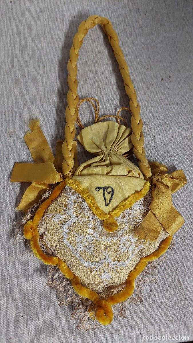 Antig&uuml;edades: Magn&iacute;fico antiguo bolso de tela bordado seda y encajes