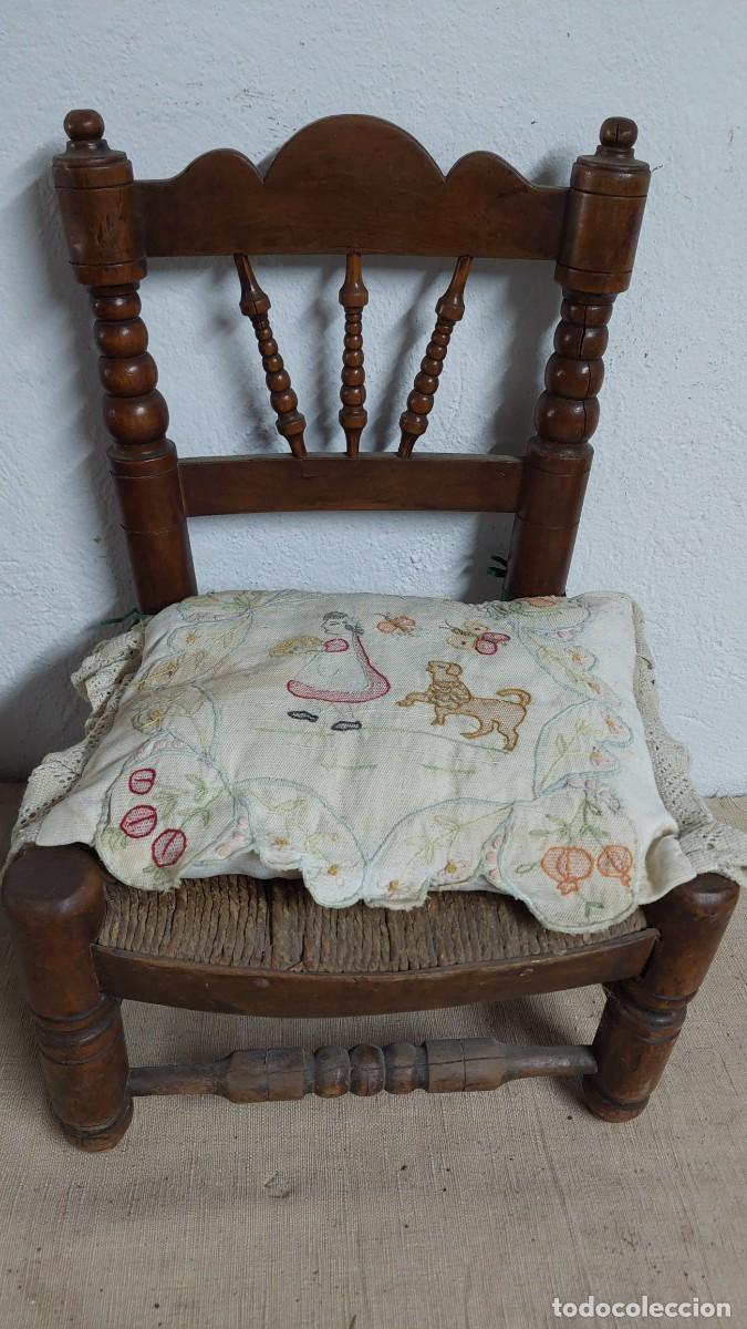 Antig&uuml;edades: Antigua y peque&ntilde;a silla de lumbre o ni&ntilde;a con coj&iacute;n bordado