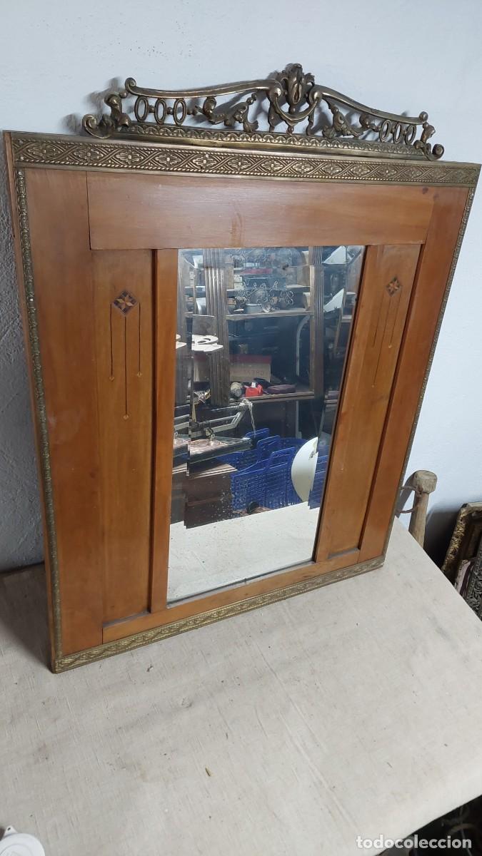 Antig&uuml;edades: Antiguo espejo en madera cmodernista acabados en bronce
