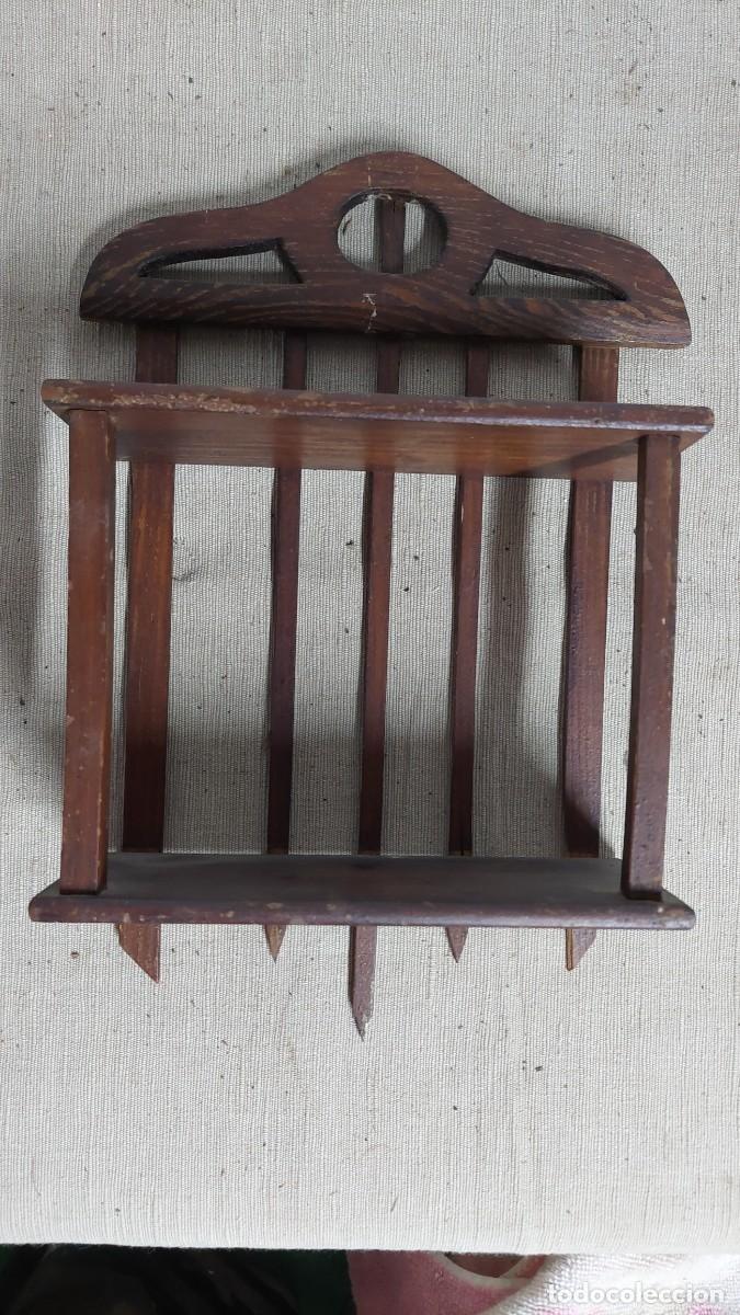 Antig&uuml;edades: Peque&ntilde;o estante modernista en madera