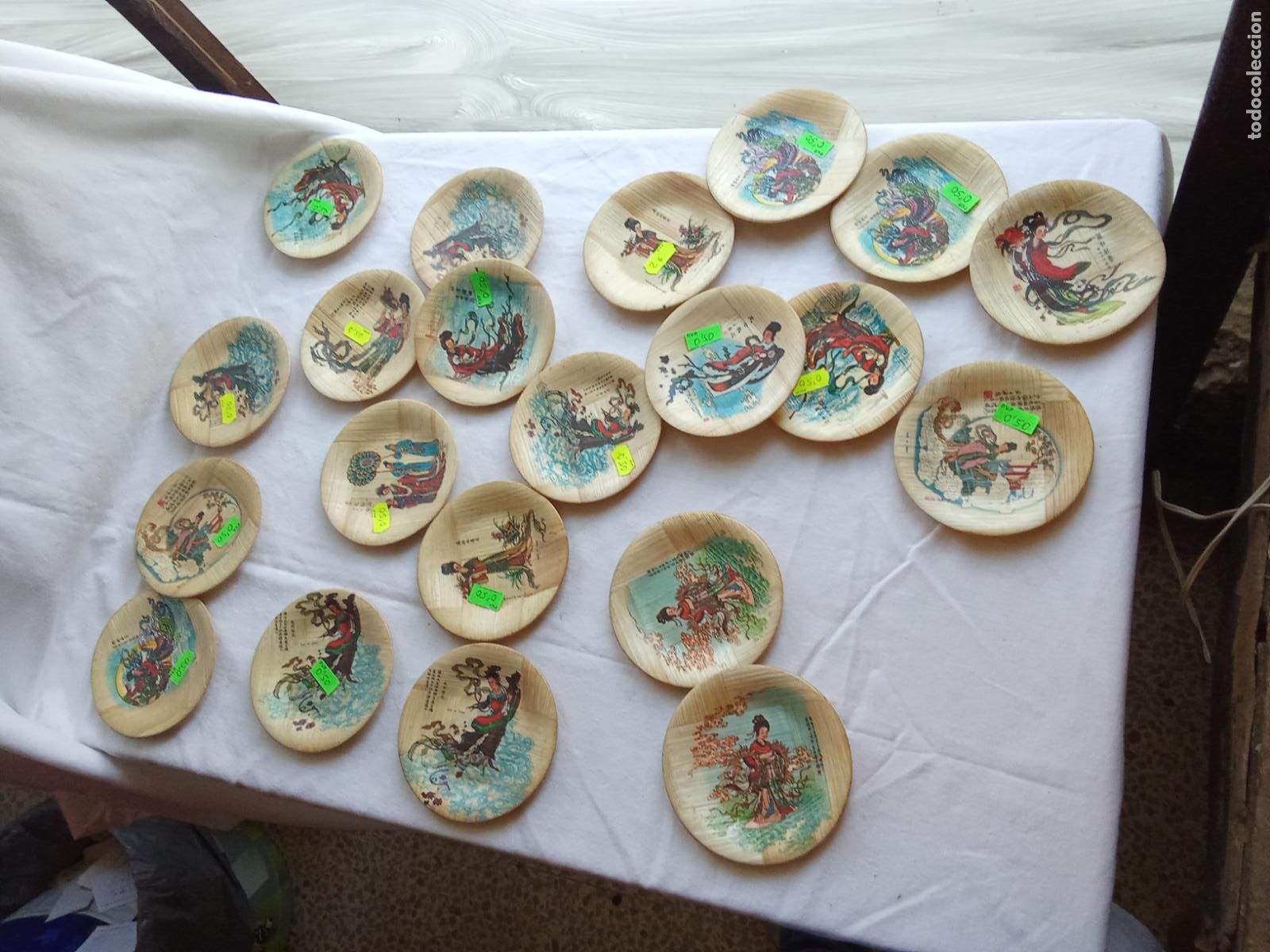 Antig&uuml;edades: Lote de 20 platos, platitos chinos de bamb&uacute;. Vitrina 17