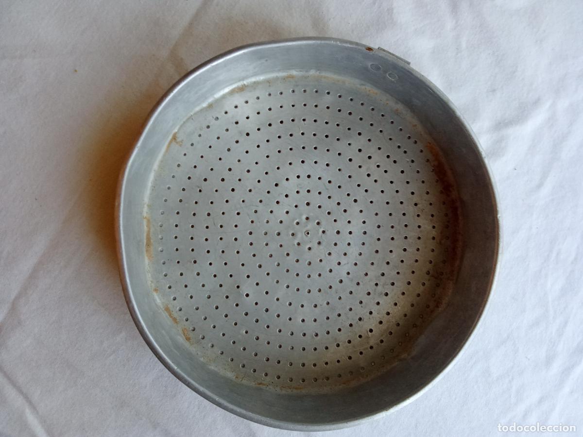 Antig&uuml;edades: Antiguo colador escurridor casero de aluminio. Caja plomo