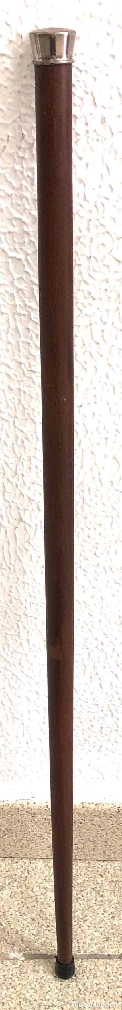 Antig&uuml;edades: Bast&oacute;n de paseo de madera con empu&ntilde;adura de metal plateado y monograma grabado. Siglo XX