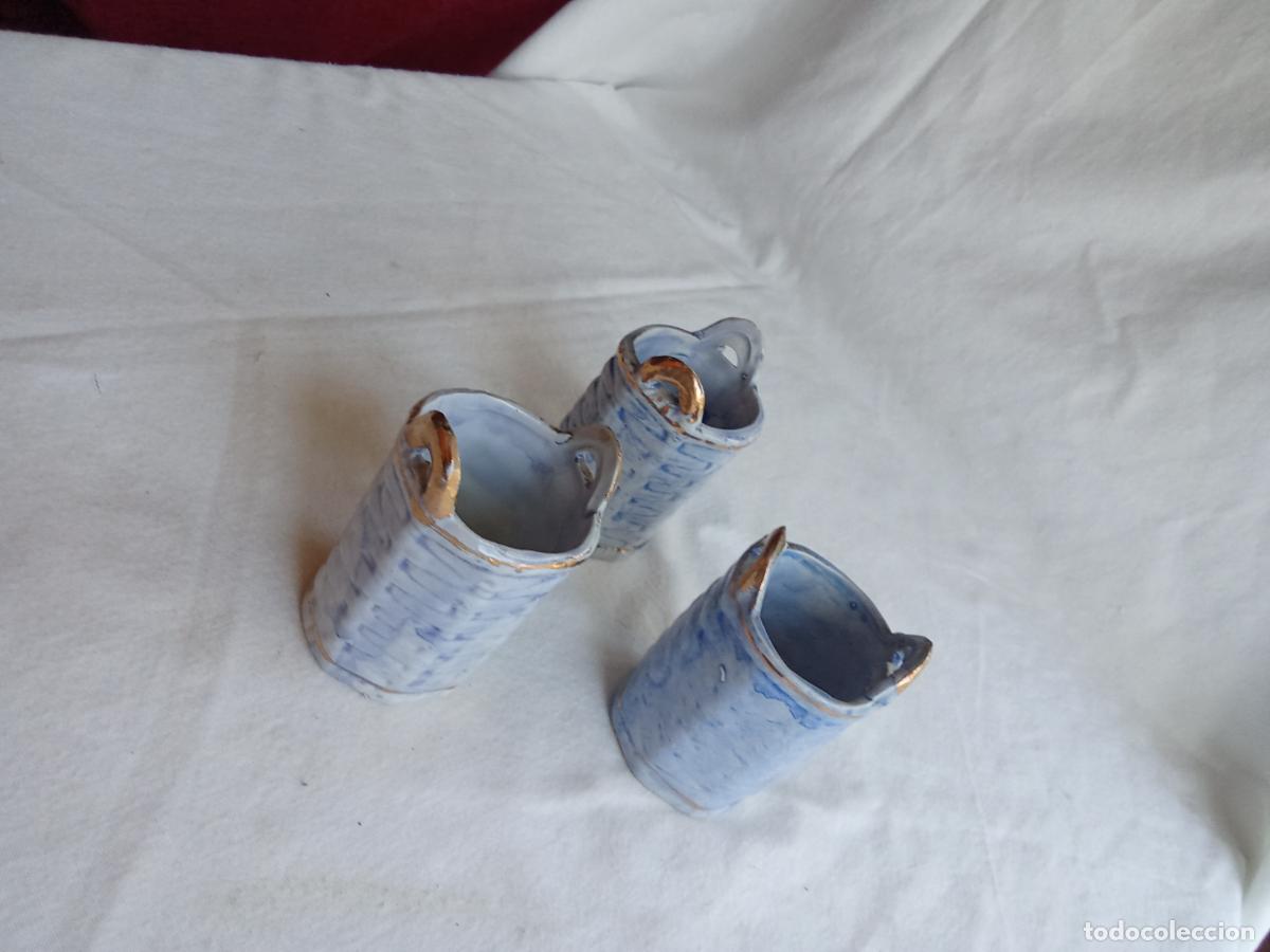 Antig&uuml;edades: Tres cestos de porcelana de color azul. Vitrina 13