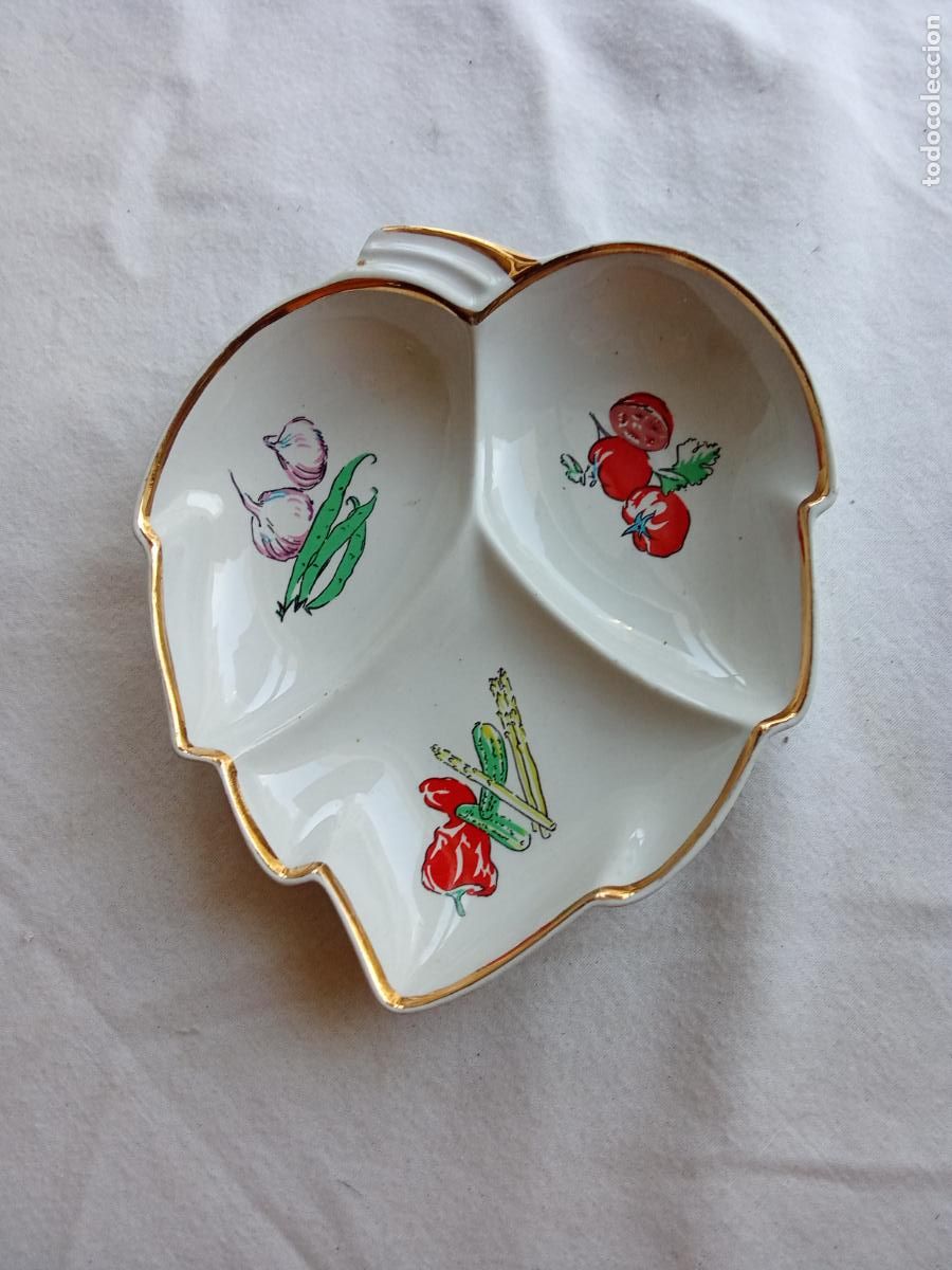 Antig&uuml;edades: Plato antiguo en forma de hoja porcelana opaca Santander. Vitrina 15