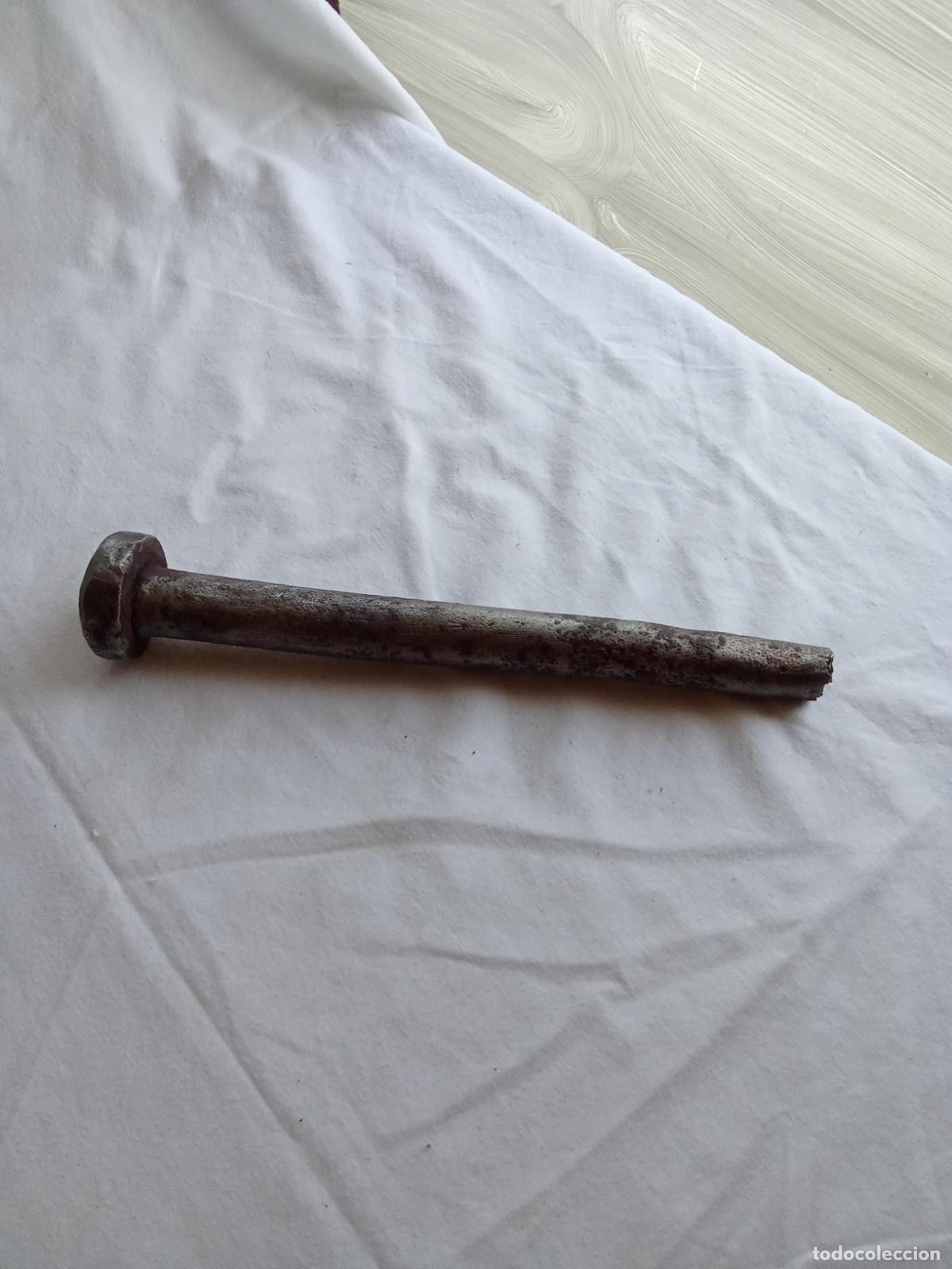 Antig&uuml;edades: Antiguo clavo de barco pesa 1,5 kg. Caja ferralla