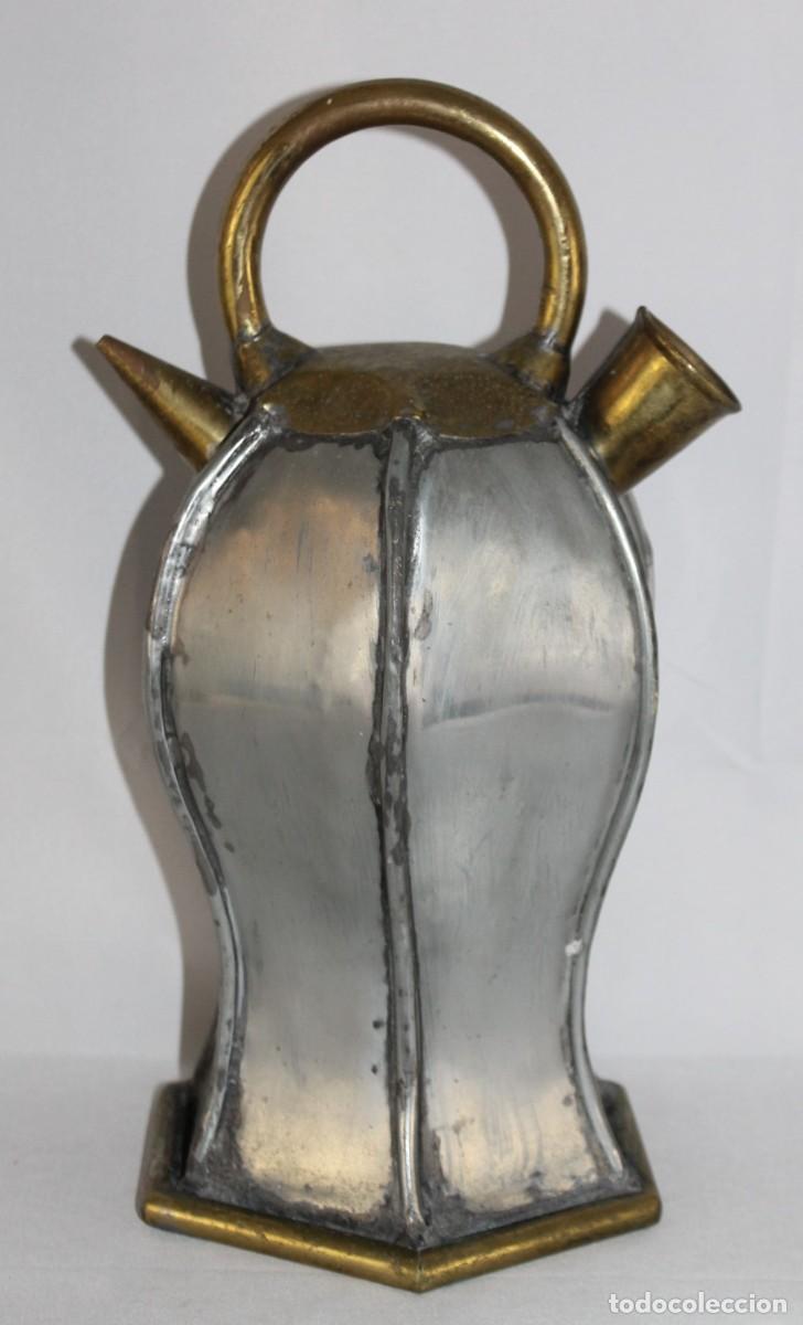 Antig&uuml;edades: Antiguo botijo de zinc y lat&oacute;n con asa. 33 cm de altura