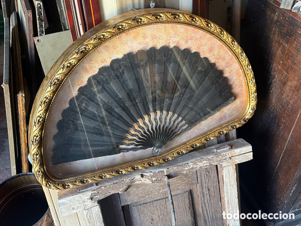 Antig&uuml;edades: Abaniquero de madera con abanico de madera y seda