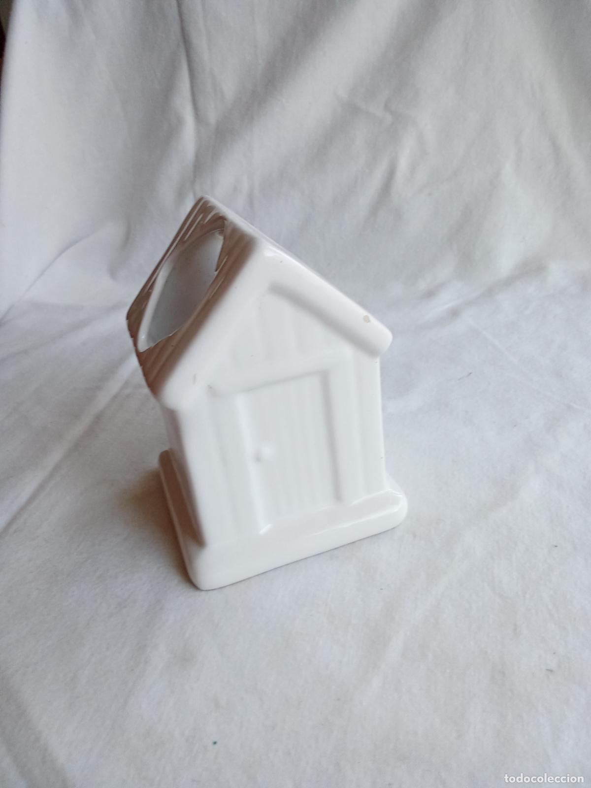 Antig&uuml;edades: Casa de cer&aacute;mica o porcelana para guardar bol&iacute;grafos. Vitrina 15