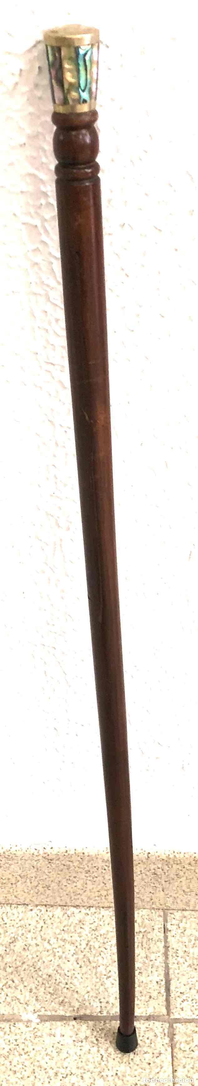 Antig&uuml;edades: Bast&oacute;n de paseo de madera con empu&ntilde;adura de n&aacute;car de abul&oacute;n y lat&oacute;n. Siglo XX.