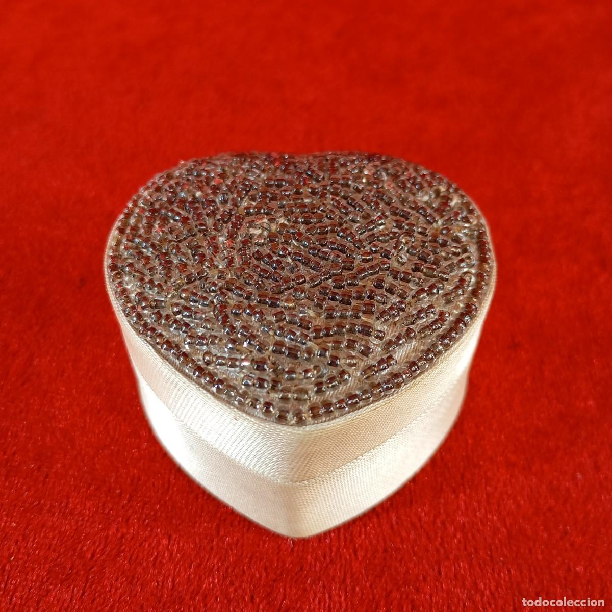 Antig&uuml;edades: PEQUE&Ntilde;O JOYERO VINTAGE EN FORMA DE CORAZ&Oacute;N - FABRICADO EN TELA A MANO - 4,5 X 5 CM