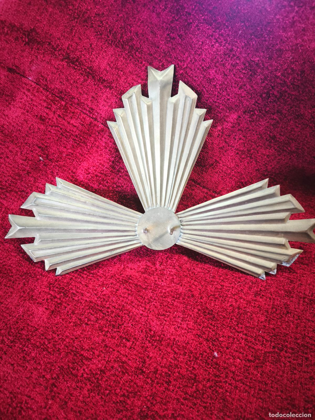 Antig&uuml;edades: POTENCIA DE LAT&Oacute;N PARA FIGURA RELIGIOSA.
