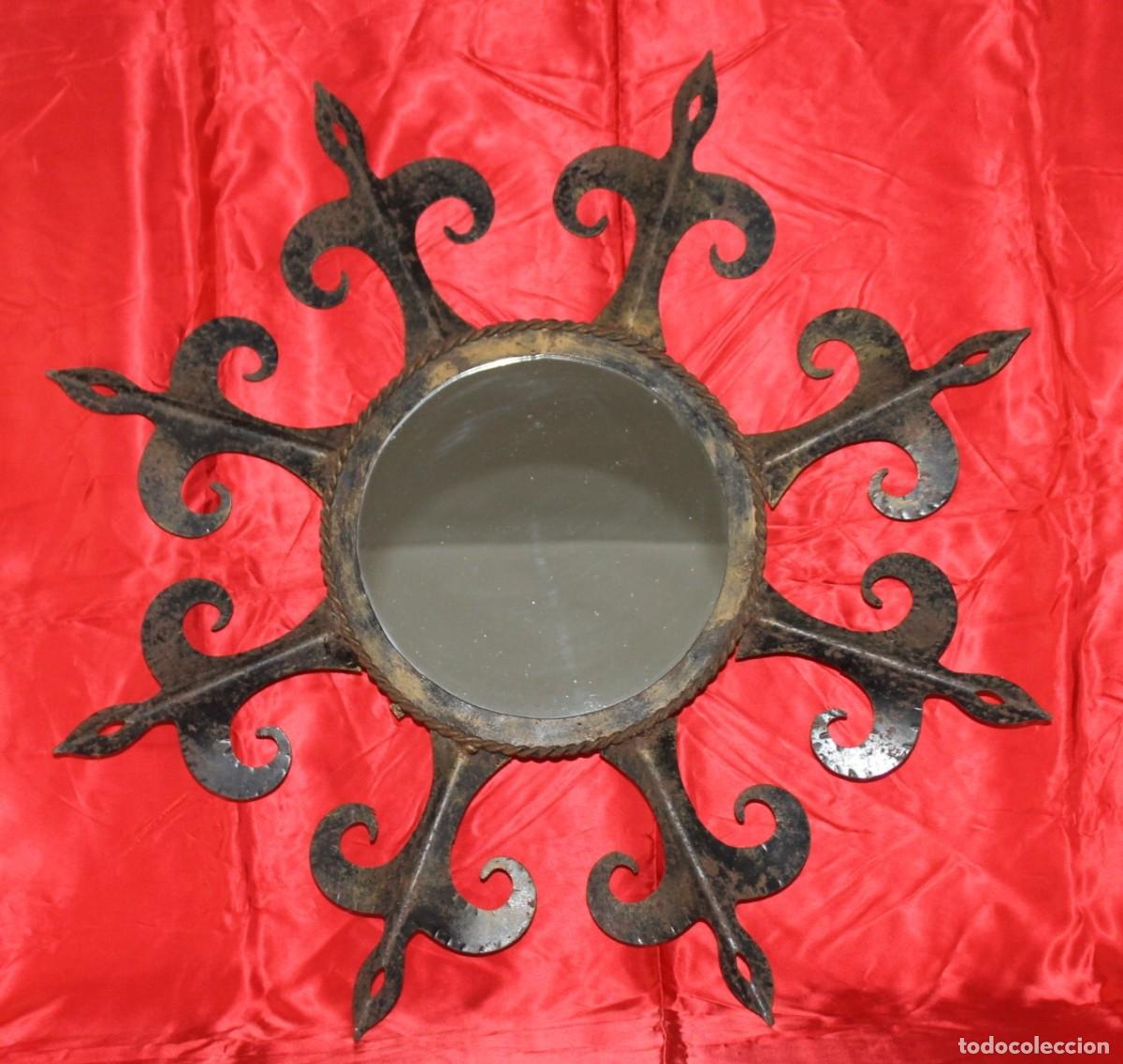 Antig&uuml;edades: Antiguo espejo sol de hierro forjado con restos de dorado original. 68 cm
