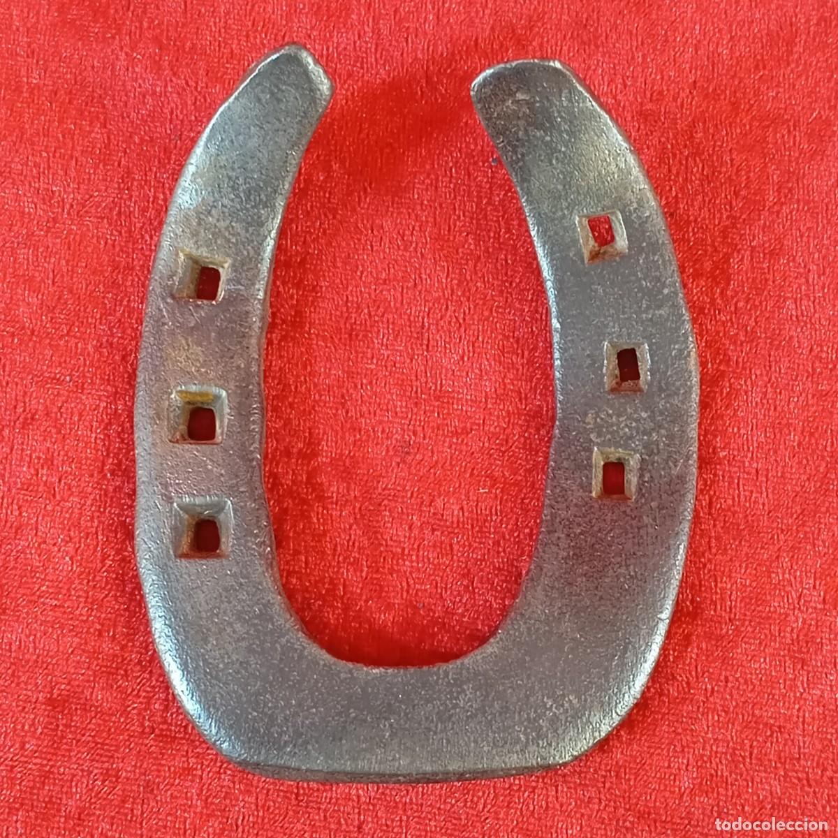 Antig&uuml;edades: HERRADURA CL&Aacute;SICA DE METAL FORJADO - PARA CABALLOS - CON 6 ENGRANAJES PARA TORNILLOS - 8,5 X 10,5 CM