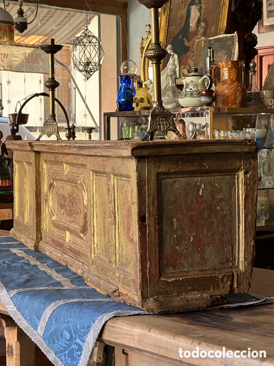 Antig&uuml;edades: Fragmento de altar o retablo de madera tallada estucada, policromada y pan de oro.Arte sacro iglesia