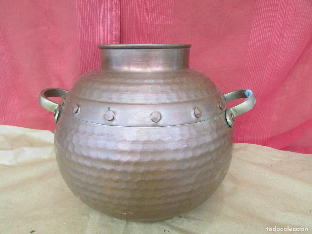 Antig&uuml;edades: Olla de alambique en cobre. Antigua. Para seis litros aproximadamente. Decoraci&oacute;n r&uacute;stica