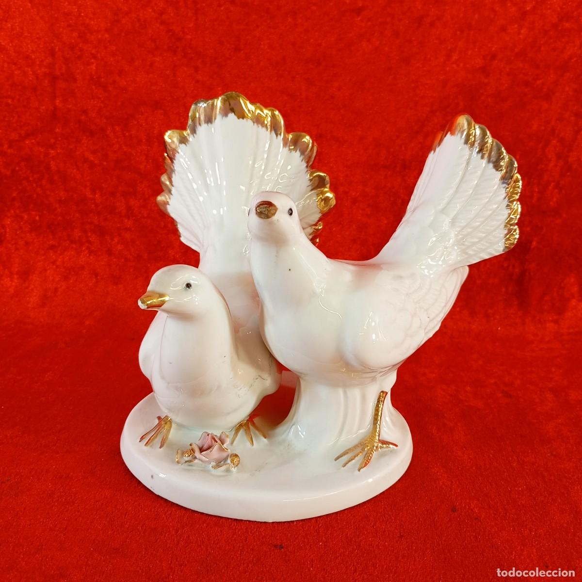 Antig&uuml;edades: ANTIGUA FIGURA DE PORCELANA VIDRIADA - EN FORMA DE PALOMAS - ACABADOS EN ORO METALICO - 17 CM ALTO