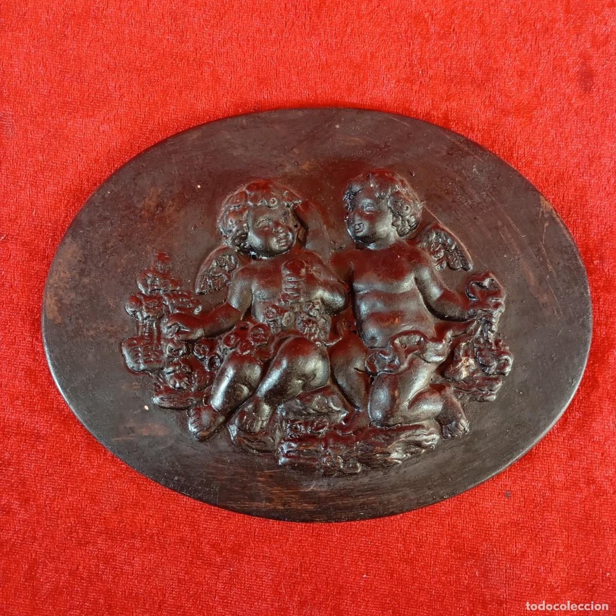 Antig&uuml;edades: ANTIGUA PLACA DE PARED DE CER&Aacute;MICA - FAB. EN ALTO RELIEVE - QUERUBINES - SIGLO XIX - 13 X 17,5 CM