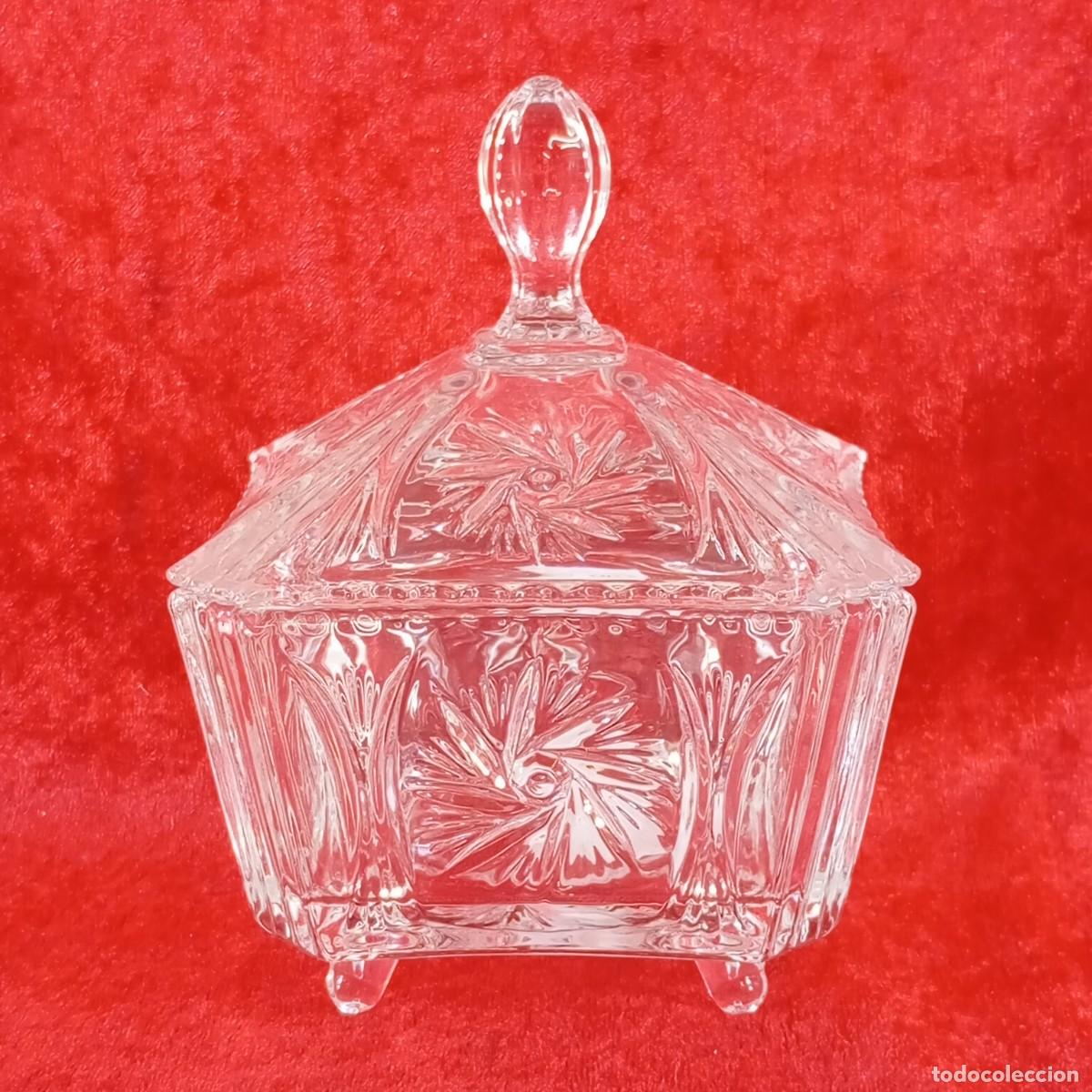 Antig&uuml;edades: ANTIGUA BOMBONERA DE CRISTAL TALLADO - DISE&Ntilde;O EN ESTRELLA - SIGLO XX - 9,2 X 9,2 CM