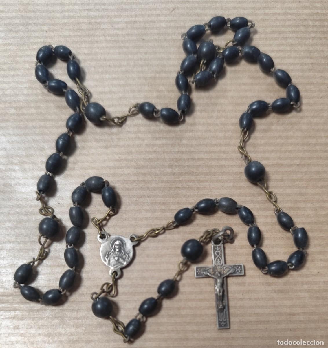 Oggetti Antichi: Antiguo rosario cuentas de madera y medalla y cruz de metal