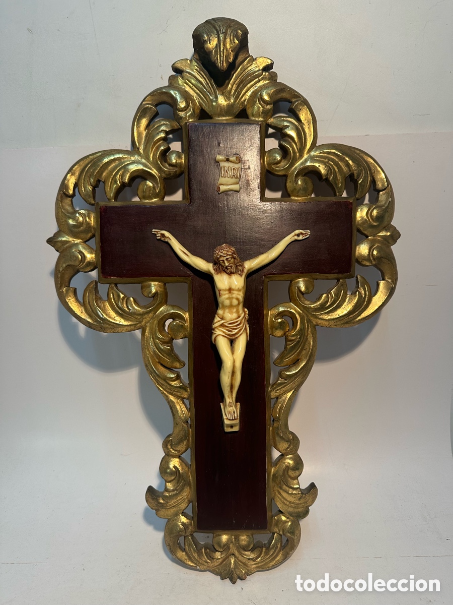 Antig&uuml;edades: ANTIGUO CRUCIFIJO, CRUZ DE TALLA MADERA POLICROMADA PAN DE ORO Y CRISTO DE CELULOIDE.
