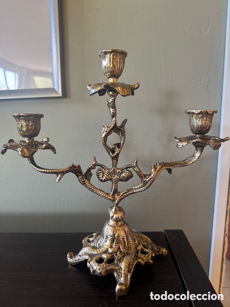 Antig&uuml;edades: Candelabro antiguo de metal dorado de 3 brazos &ndash; Estilo ornamental.