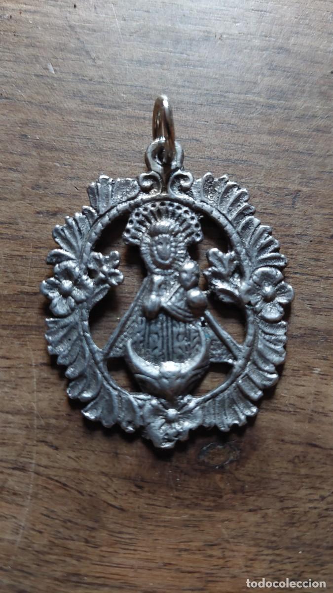Antig&uuml;edades: Antigua medalla troquelada de plata Nuestra se&ntilde;ora de Nieva