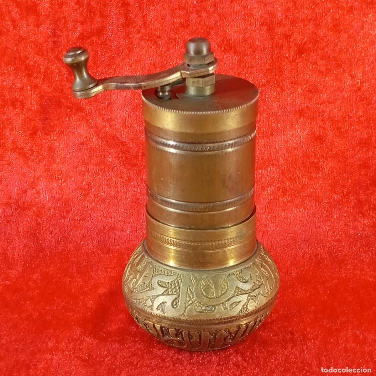 Antig&uuml;edades: ANTIGUO MOLINILLO DE PIMIENTA - FORJADO EN LAT&Oacute;N - ESTILO OTOMANO - SIGLO XX - 11,8 CM DE ALTO