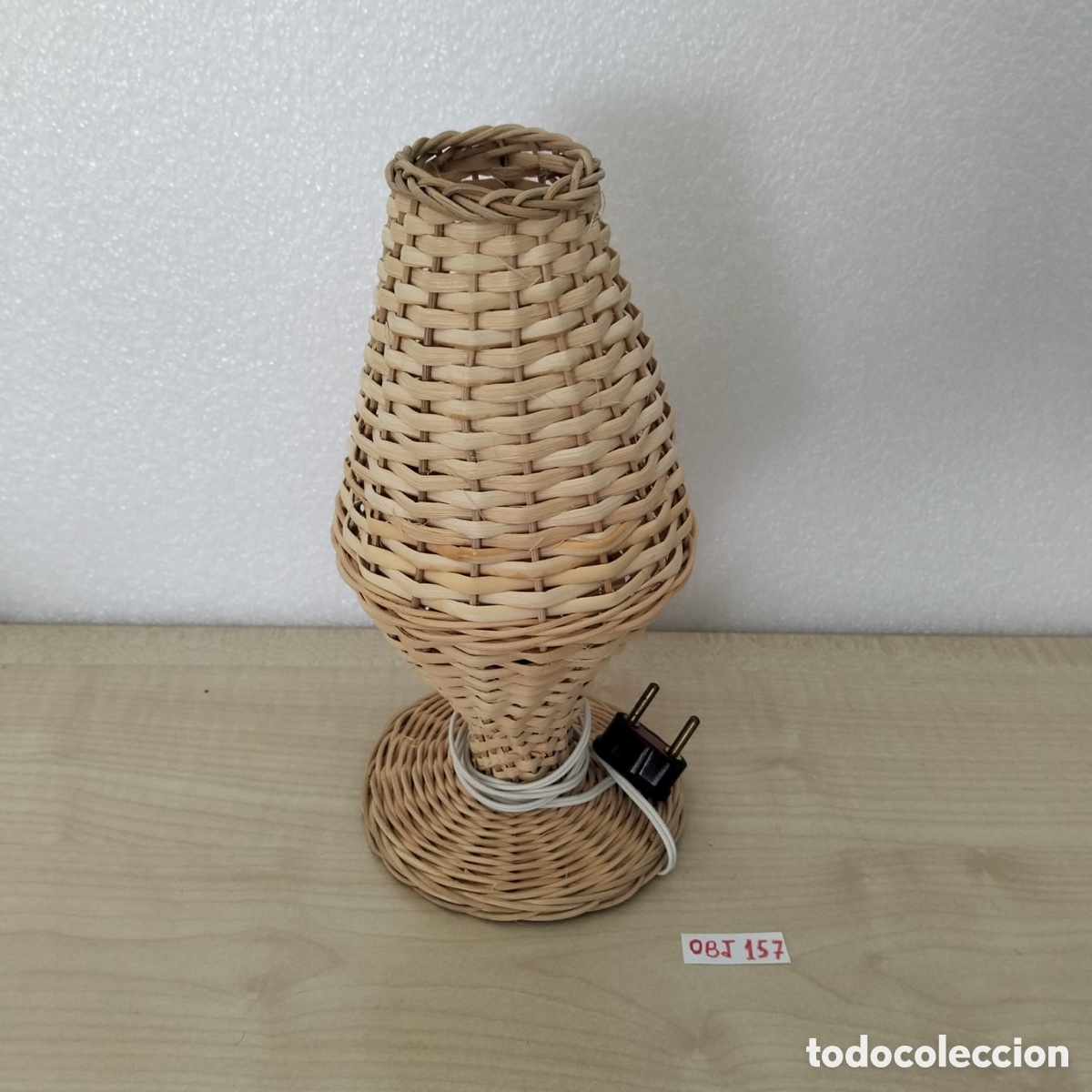 Antig&uuml;edades: Antigua l&aacute;mpara de mesa mimbre - Foto 1
