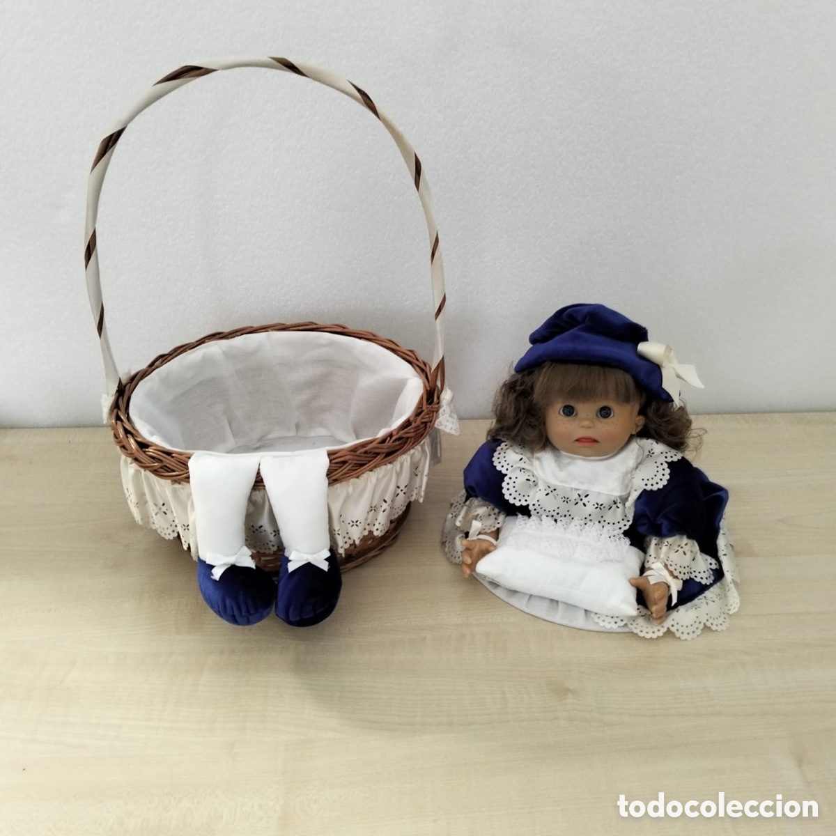 Antig&uuml;edades: Antiguo costurero mu&ntilde;eca sentada - Foto 2