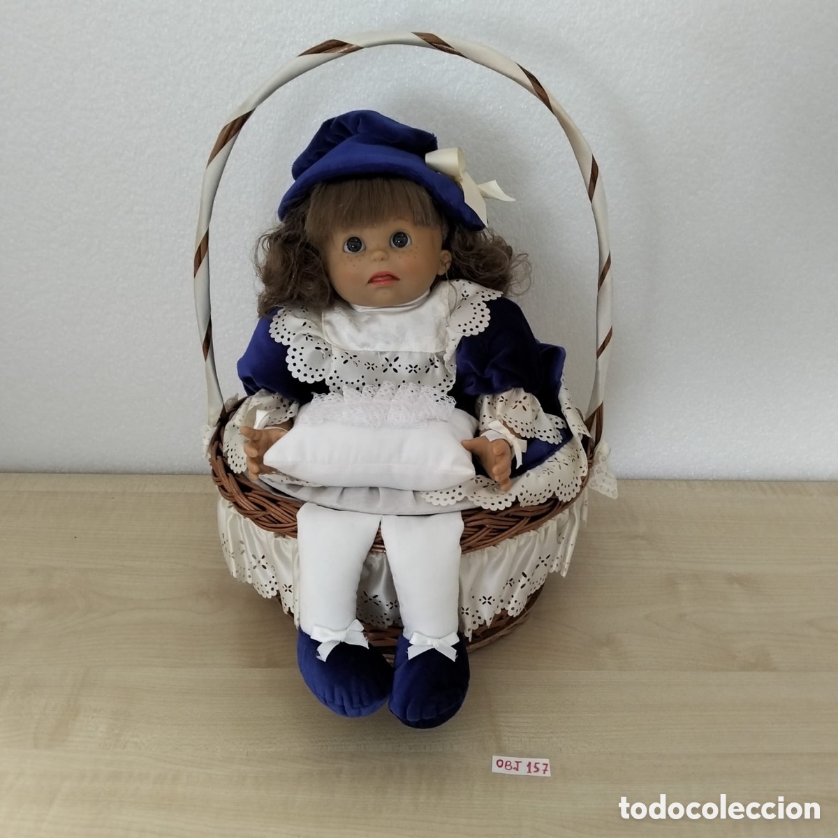 Antig&uuml;edades: Antiguo costurero mu&ntilde;eca sentada - Foto 1