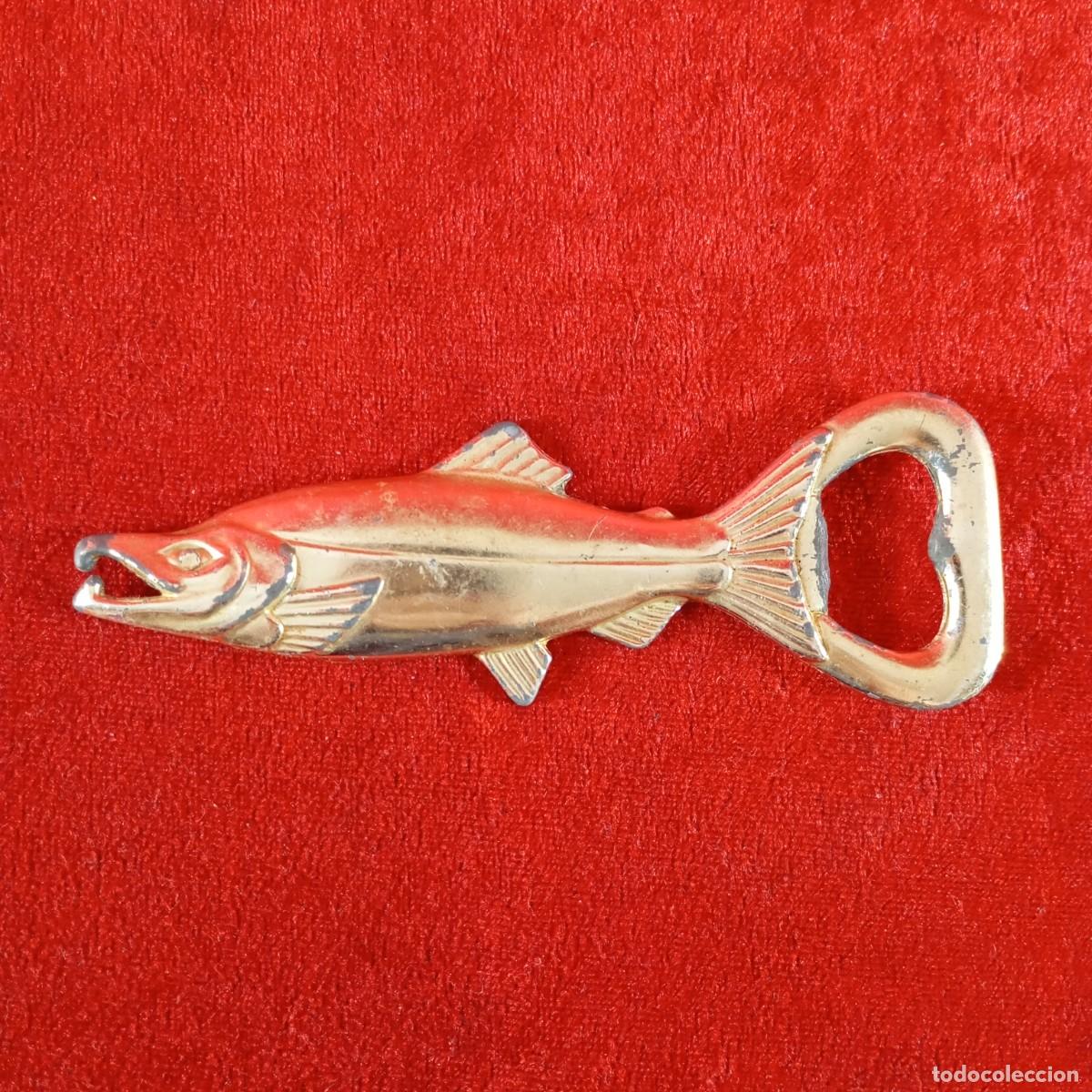 Antig&uuml;edades: ANTIGUO ABRIDOR DE BOTELLAS - CHAPADO EN METAL - EN FORMA DE SALM&Oacute;N - 1950'S - 12,3 CM DE LARGO