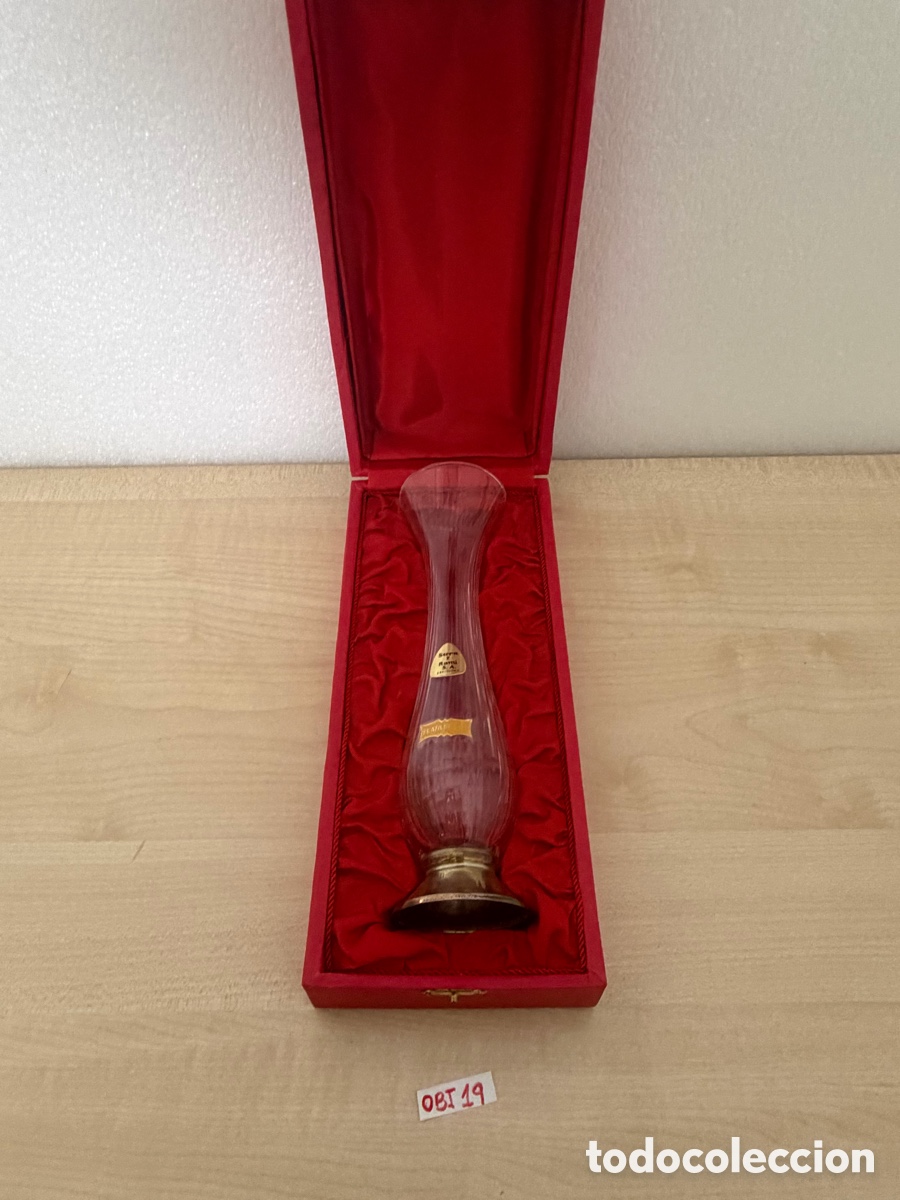 Antig&uuml;edades: violetero o jarr&oacute;n estilizado de cristal tallado con base de plata de ley,