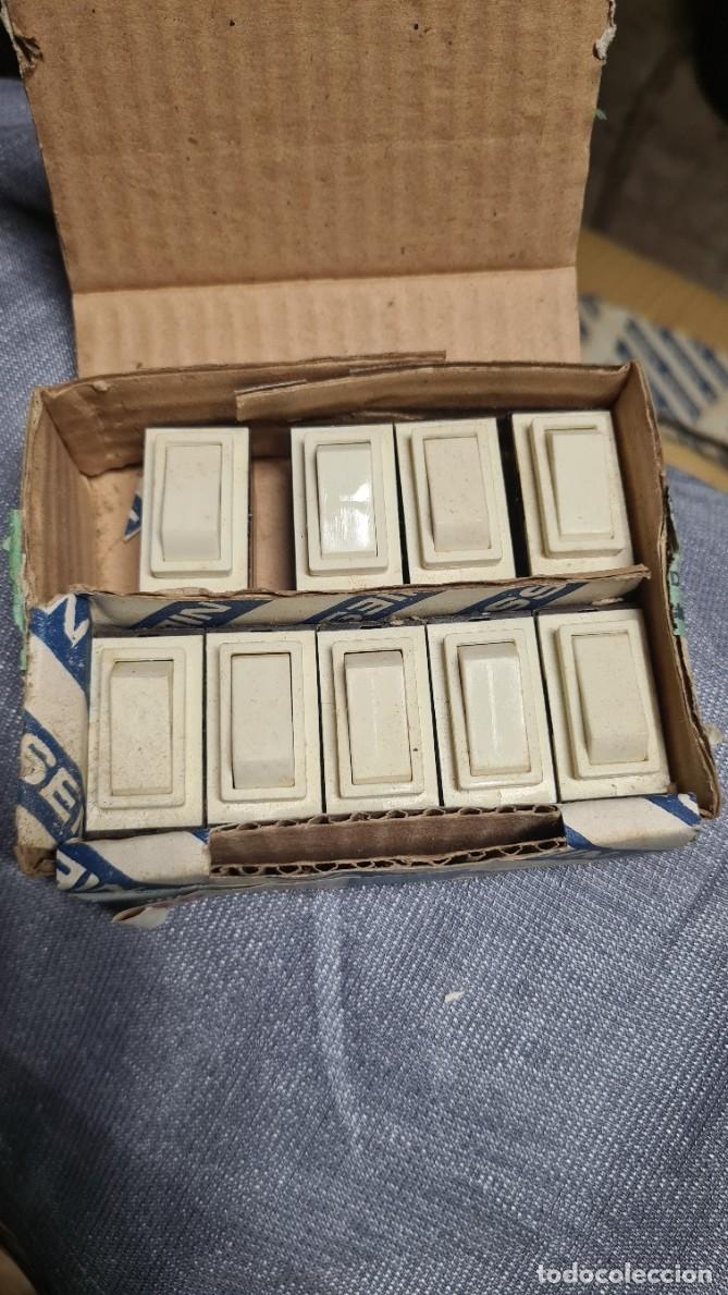 Antig&uuml;edades: Lote de 9 interruptores conmutadores Niessen