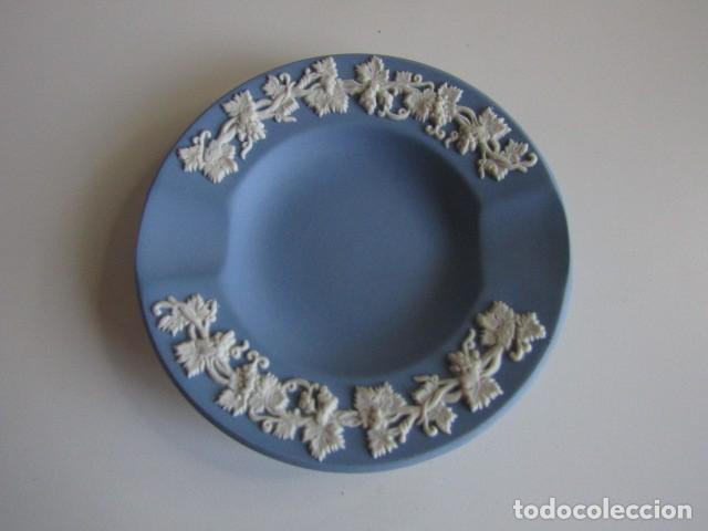 Antig&uuml;edades: CENICERO MINIATURA WEDGWOOD JASPERWARE AZUL Y BLANCO - ORIGINAL MADE IN ENGLAND 11 CM