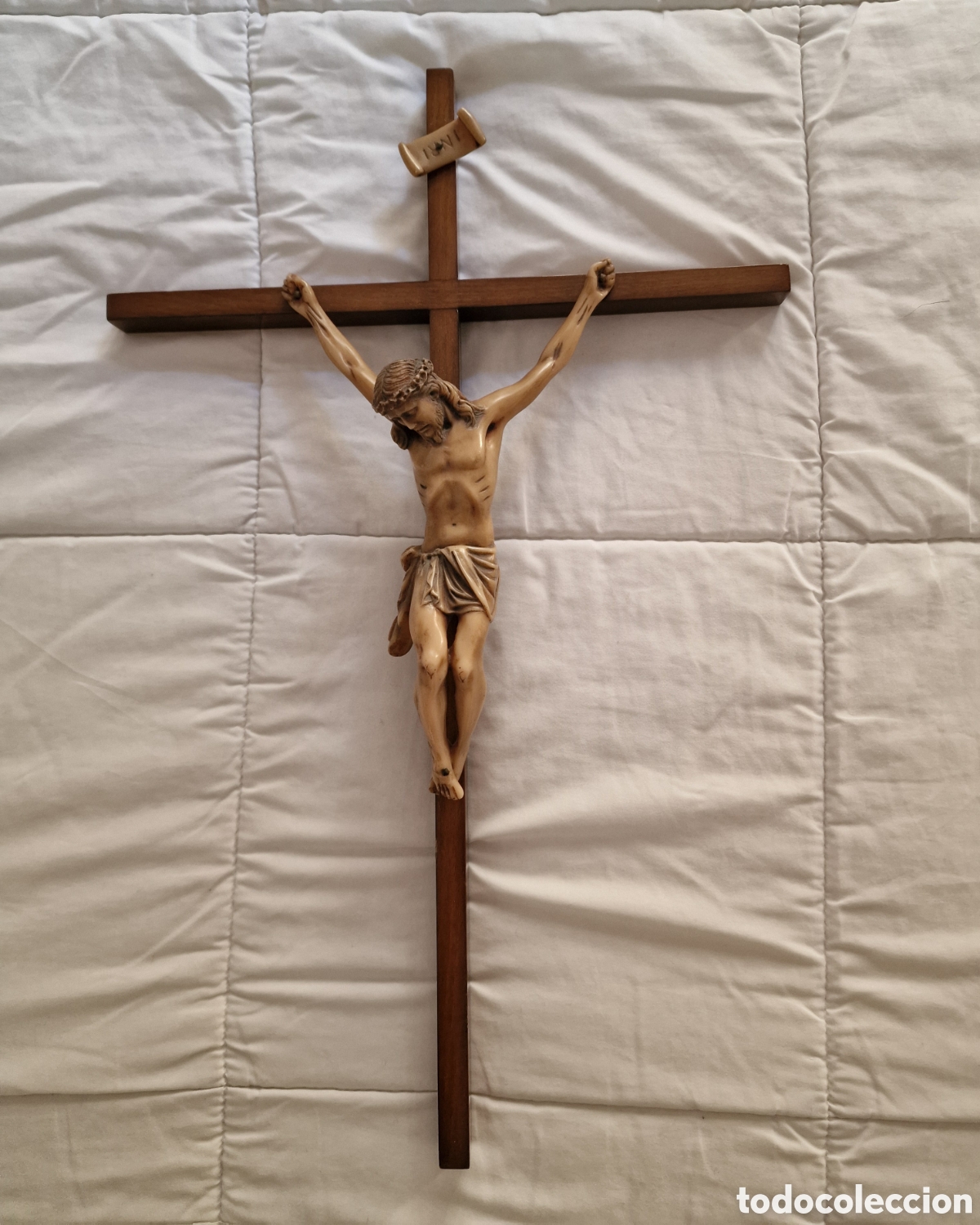 Antiquit&eacute;s: Crucifijo de Pared Vintage con Cristo de Resina / Pasta y Cruz de Madera (53 x 52 cm)