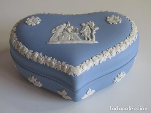 Antig&uuml;edades: CAJITA JOYERO GRANDE WEDGWOOD JASPERWARE AZUL - FORMA DE CORAZ&Oacute;N MITOLOG&Iacute;A CL&Aacute;SICA ENGLAND