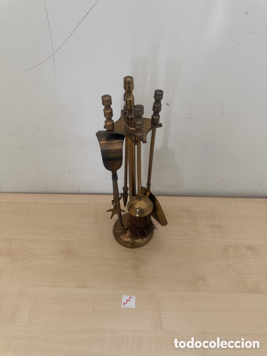 Antig&uuml;edades: juego o set de accesorios de lat&oacute;n para chimenea con soporte vertical.