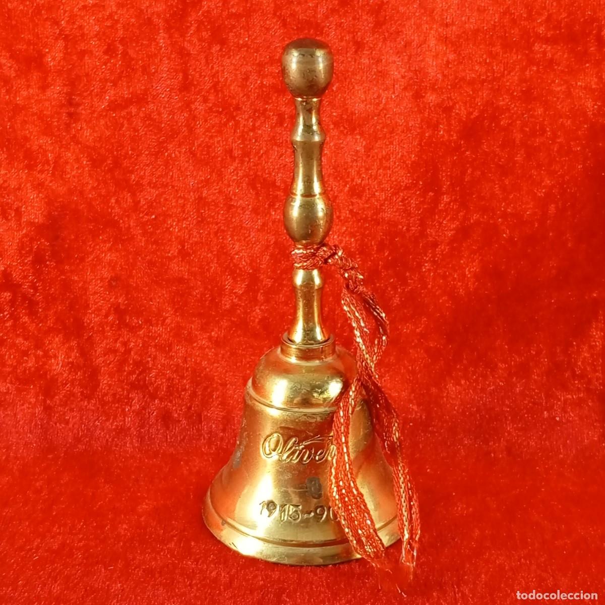 Antig&uuml;edades: ANTIGUA CAMPANILLA DE LAT&Oacute;N - METAL TORNEADO - OLIVER - 75 ANIV - 12 CM DE ALTO