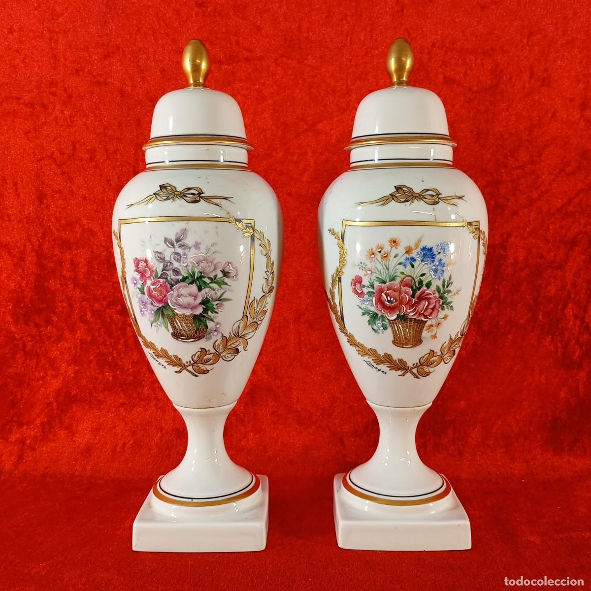 Antig&uuml;edades: PAR DE ANTIGUOS JARRONES DE PORCELANA - LIMOGES - ACABADOS PINTADOS A MANO - SIGLO XX - 29,5 CM ALTO