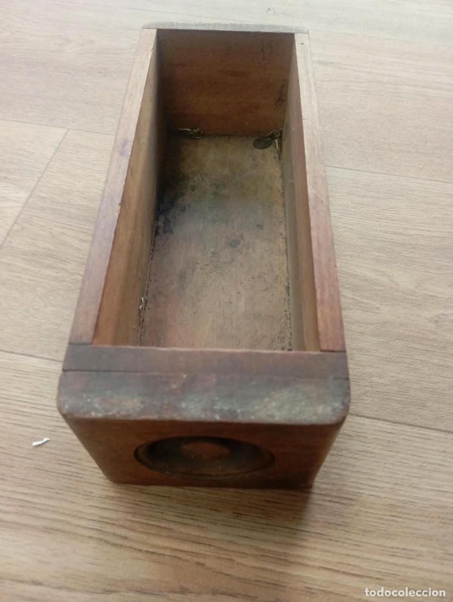 Antig&uuml;edades: Caj&oacute;n de madera vintage de m&aacute;quina de coser de pedal