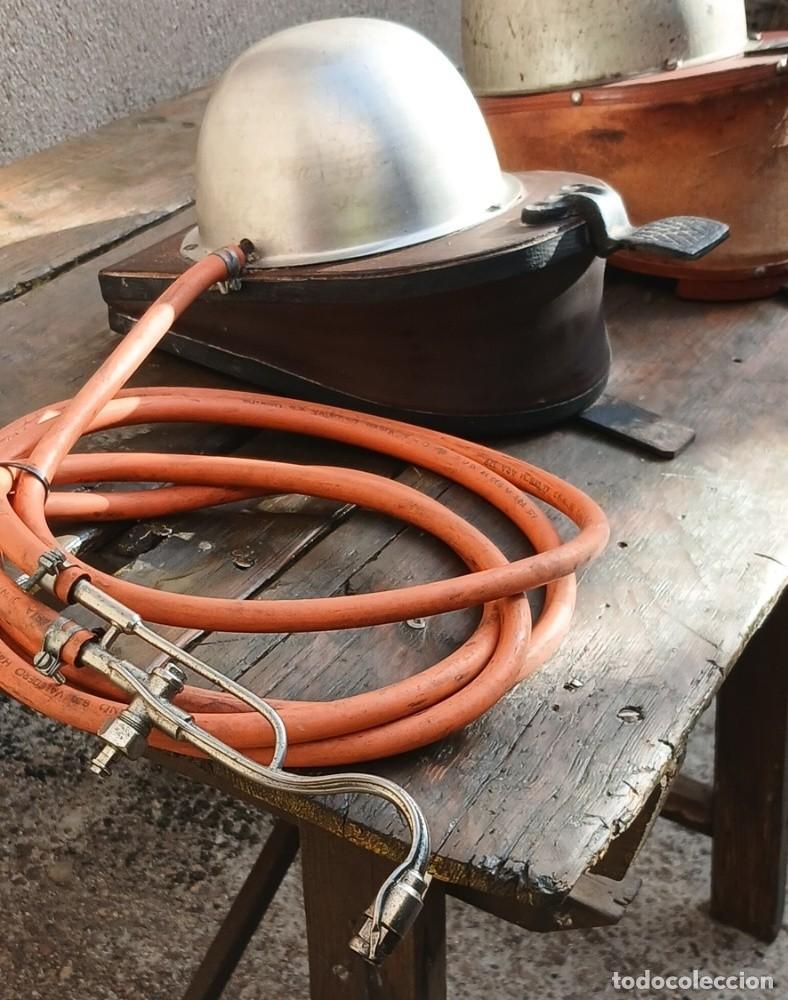 Antig&uuml;edades: Pareja de Fuelles Antiguos de Fragua / Forja con C&uacute;pula Met&aacute;lica y Piel