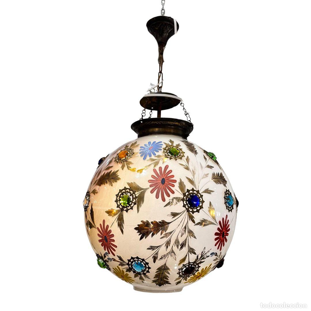 Antig&uuml;edades: L&aacute;mpara de techo, Artisana, vidrio pintado a mano y piedras, estilo Art Nouveau, 90's - India