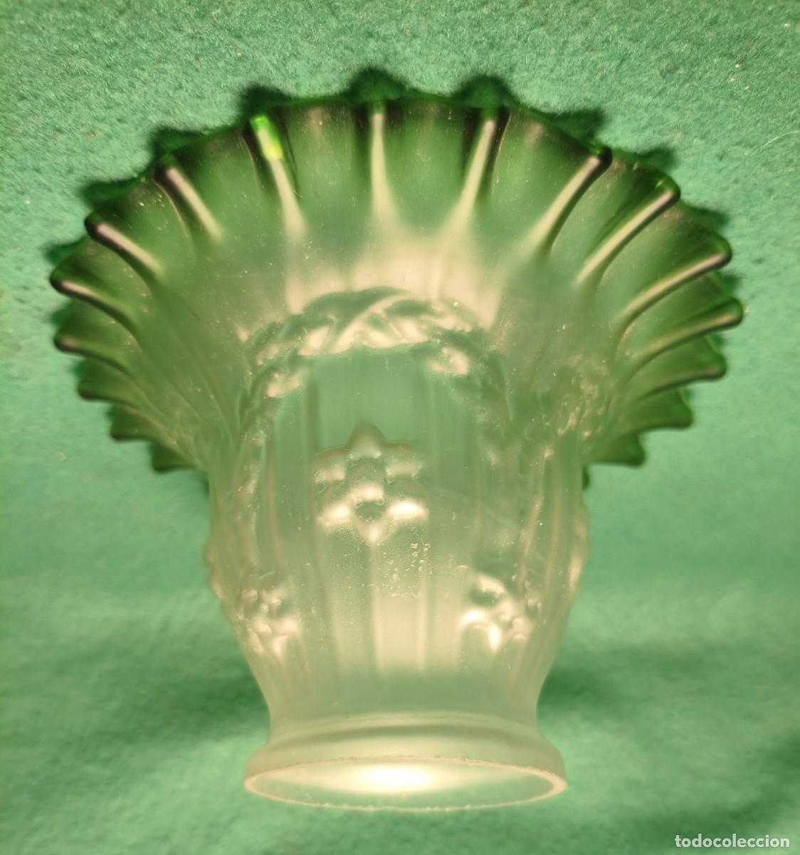 Antig&uuml;edades: ANTIGUA TULIPA MODERNISTA. DECORADA CON RELIEVES FLORALES Y FALDA RIZADA VERDE